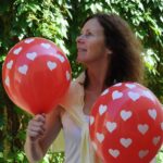 Annett Blohm mit Luftballons